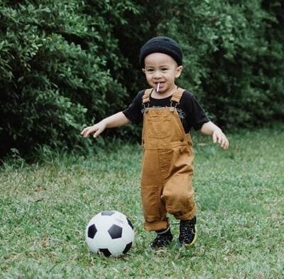 Corpo e Mente na prática - Menino jogando bola