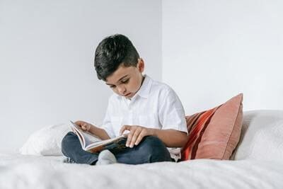 Corpo e Mente na prática - Criança lendo